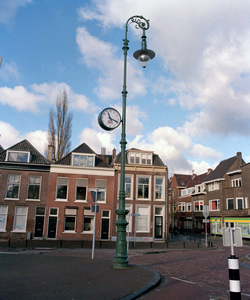842151 Afbeelding van een 'retro-straatlantaarn' bij de Noorderbrug te Utrecht, met aan de mast een klok met het ...